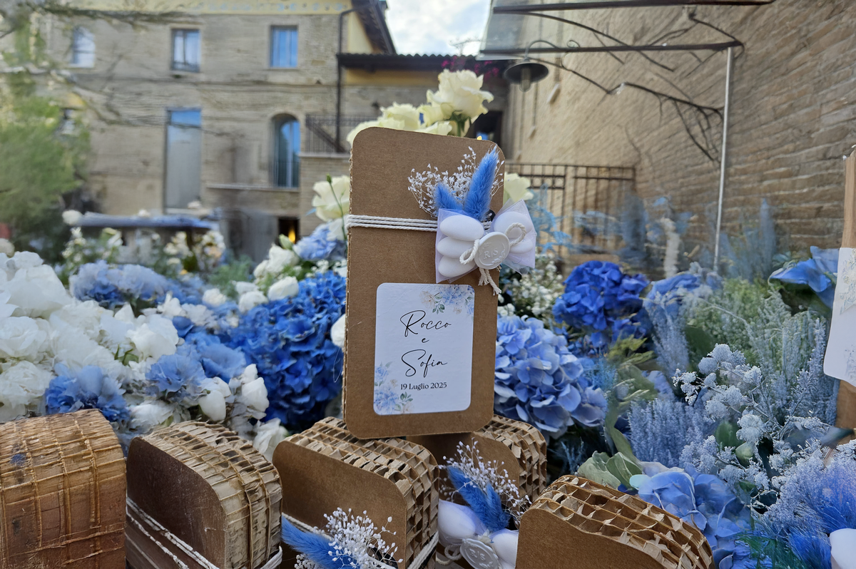 Dopo: allestimento con ortensie blu e bomboniere