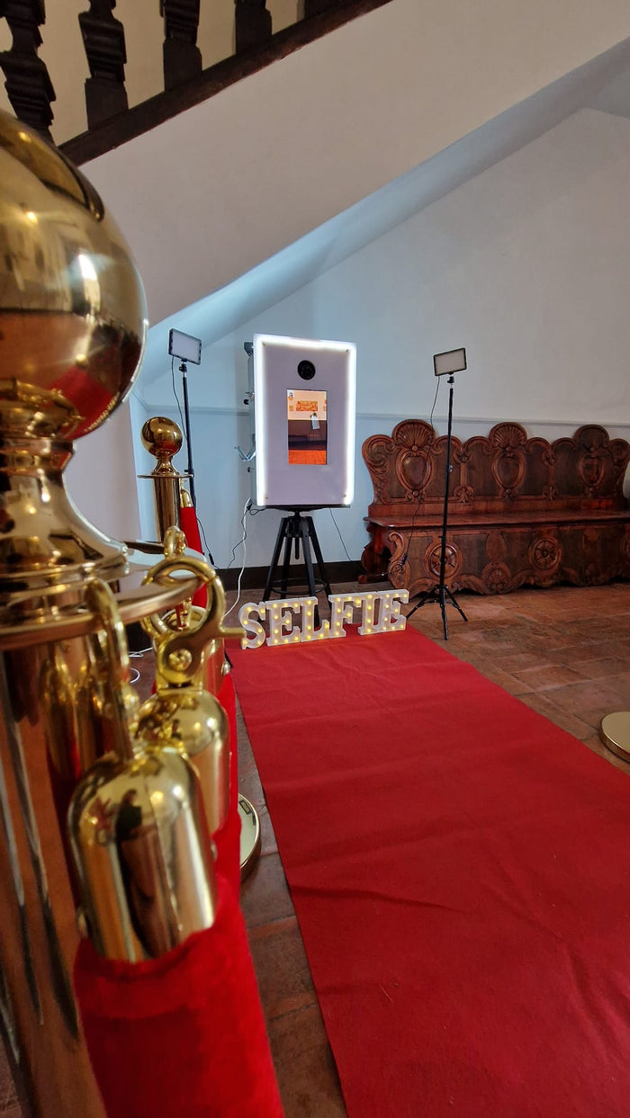 Photobooth con tappeto rosso allestito a un evento